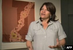 Seneka qabilasidan bo'lmish ijodkor Meri Vottning aytishicha, ular to'y-ma'rakalarda mehmonlarga jun choyshab ulashadi. Choyshab issiqlik, xotirjamlik va salomatlik degani.