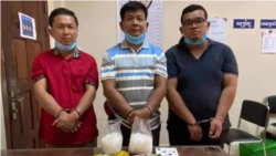 លោក ​អ៊ឹម ឈូន​ ស្នង​ការរង​ខេត្ត​កំពត​ និង​ជនសង្ស័យ​២នាក់​ទៀត ​ត្រូវ​បាន​ចាប់​ខ្លួន​កាល​ពី​យប់​ថ្ងៃទី​៦ ខែ​មេសា នៅទីក្រុង​ភ្នំ​ពេញ។ (រូបថតដកស្រង់ពីហ្វេសប៊ុក៖ Vuthy Som)