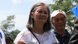 លោកស្រី មូរ សុខហួរ អនុប្រធាន​គណបក្ស​ប្រឆាំង​ដែល​ត្រូវបាន​តុលាការ​កំពូល​រំលាយ ចូលរួម​នៅក្នុង​ការ​ប្រមូល​ផ្តុំ​គ្នាមួយ​ នៅក្បែរ​រដ្ឋសភា​អាមេរិក រដ្ឋធានី​វ៉ាស៊ីនតោន ថ្ងៃទី១៧ ខែកក្កដា ឆ្នាំ២០១៩។ (ទែន សុខស្រីនិត/VOA)