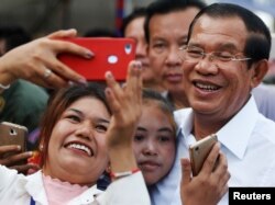 រូបឯកសារ៖ កម្មកររោងចក្រថតរូបជាមួយលោកនាយករដ្ឋមន្ត្រី ហ៊ុន សែន នៅខេត្តកណ្តាល កាលពីថ្ងៃទី៤ ខែកក្កដា ឆ្នាំ២០១៨។