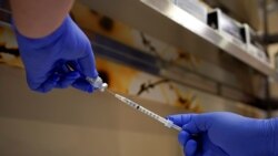 FILE PHOTO: A pharmacist fills a syringe with the Pfizer-BioNTech coronavirus disease (COVID-19) vaccine at Indiana University Health, Methodist Hospital in Indianapolis, Indiana, U.S., December 16, 2020. REUTERS/Bryan Woolston