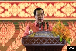 រូបឯកសារ៖ លោក​ នាយក​រដ្ឋមន្ត្រី ហ៊ុន សែន​ ថ្លែង​ទៅកាន់​មហាជន​ ក្នុង​កម្មវិធី​អបអរសាទរ​ការដាក់ប្រសាទ​សំបូរ​ព្រៃគុក​ ក្នុង​បញ្ជីរបេតិកភណ្ឌពិភពលោក​ នៅរាជធានីភ្នំពេញ​ នៅថ្ងៃទី​១៧​ ខែកក្កដា ឆ្នាំ​២០១៧។ (អូន​ ឆេងប៉រ/​ VOA)