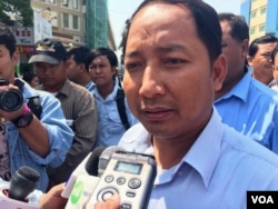 លោក​ អាត់ ធន់ ប្រធាន​សហភាពការងារកម្ពុជា​ ផ្តល់​បទសម្ភាសន៍​ដល់​អ្នក​សារ​ព័ត៌​មាន​នៅ​មុខ​សាលាដំបូង​រាជធានី​ភ្នំពេញ​ កាល​ពី​ព្រឹក​ថ្ងៃ​ច័ន្ទ​ ទី៨​ ខែ​កុម្ភៈ​ ឆ្នាំ​២០១៦