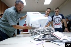 Pripreme za brojanje glasova na biračkom mjestu u Sarajevu, 7. oktobar 2018.