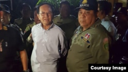 ប្រធាន​គណបក្ស​សង្គ្រោះ​ជាតិ​ លោក កឹម សុខា ត្រូវ​បាន​ចាប់​ខ្លួន​នៅ​រំលង​អាធ្រាត​ឈាន​ចូល​ថ្ងៃទី៣ ខែកញ្ញា​ នៅ​គេហដ្ឋាន​របស់​លោក ក្នុង​រាជធានី​ភ្នំពេញ​។​ ( រូបផ្តល់ឲ្យ)