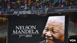 Десятки тисяч південноафриканців зібрались, щоб попрощатися із Нельсоном Манделою, грудень 2013