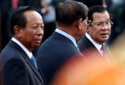 រូបឯកសារ៖ លោកនាយករដ្ឋមន្ត្រី ហ៊ុន សែន និងមន្ត្រីរដ្ឋាភិបាលជាន់ខ្ពស់ ជជែកគ្នា ខណៈពេលចូលរួមពិធីបុណ្យអុំទូក នៅរាជធានីភ្នំពេញ កាលពីថ្ងៃទី១០ ខែវិច្ឆិកា ឆ្នាំ២០១៩។