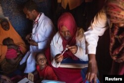 Madaktari wakiwatibu watoto waliopatwa na utapiamlo kutokana na ukame katika mji mkuu wa Somaliland, Hargeisa, Picha kwa hisani ya shirika la msalaba mwekundu na jumuiya ya mwezi mwekundu.