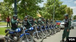 កម្លាំងនគរបាលប្រឆាំងបាតុកម្ម ត្រូវបានដាក់ពង្រាយក្បែរអគារតុលាការកំពូល កាលពីថ្ងៃទី២២ ខែសីហា ឆ្នាំ២០១៨ អំឡុងពេលសវនាការសុំនៅក្រៅឃុំរបស់លោក កឹម សុខា មេបក្សជំទាស់។ (ទី អូលីស្សា/VOA)