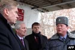 Chapdan YXHT raisi Audronius Ajubalis, tashkilotning Bishkekdagi vakolatxonasi rahbari Andryu Tesoriere va Ritis Paulaskas Osh shahar politsiya boshlig'i polkovnik Pamirbek Asanov bilan, 2 mart 2011