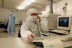 资料照片：上海中芯国际生产线上的员工（2008年2月25日）