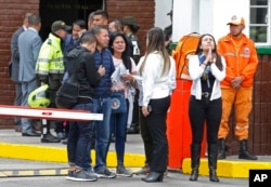 Familiares de las víctimas del ataque con bomba se reunieron en la academia de policía que fue objeto del atentado el jueves 17 de enero de 2018.
