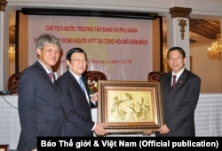 Đại sứ Việt Nam tại Mozambique Nguyễn Văn Trung (phải) nhận quà từ Chủ tịch nước Việt Nam Trương Tấn Sang khi ông đến thăm Mozambique, ngày 12 tháng 3, 2016. (Hình: Báo Thế giới & Việt Nam)