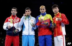 52 kg vazn toifasida Olimpiada g'oliblari (chapdan): rossiyalik Misha Aloyan (kumush), o'zbekistonlik Shahobiddin Zoirov (oltin) hamda venesuelalik Yoel Finol (bronza) va xitoylik Hu Sinjuan (bronza)