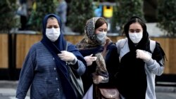 Ciudadanas iraníes en una calle del centro de Teherán, usan máscaras protectoras contra el coronavirus, el domingo 23 de febrero de 2020.