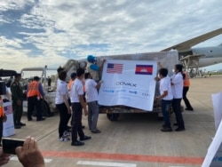 រូប​ឯកសារ៖ វ៉ាក់សាំងបង្ការជំងឺកូវីដ១៩ ប្រភេទ Johnson &Johnson ៥០ម៉ឺនដូស ដែលជាជំនួយរបស់សហរដ្ឋអាមេរិក ក្រោមយន្តការកូវ៉ាក់ (COVAX) បានមកដល់កម្ពុជា នៅថ្ងៃទី ៣០ ខែកក្កដា ឆ្នាំ២០២១។ (ហ៊ាន សុជាតា/វីអូអេ)