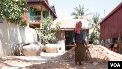 អ្នកស្រី​ ពៅ ហេង​ វ័យ​៧០ឆ្នាំ​ ដែល​មាន​កូនស្រី​ឈ្មោះ​យង់ សុខនៅ​ និង​ក្មួយស្រី​ឈ្មោះ​ យង់ ស្រី​មកពី ខេត្ត​កណ្តាល បាន​ស្លាប់​បាត់បង់​ជីវិត​ ក្នុង​ព្រឹត្តិការណ៍​វាយ​ប្រហារ​ដោយ​ការ​គប់​គ្រាប់បែក​ឆ្នាំ​១៩៩៧។ រូបនេះ ថត​នៅ​ថ្ងៃទី​២៨​ ខែ​កុម្ភៈ​ ឆ្នាំ​២០១៧។ (ហ៊ាន សុជាតា/VOA)