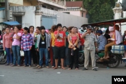 រូបភាពឯកសារ៖ កម្មករ កម្មការនី រោងចក្រកាត់ដេរក្រោយពេលចេញពីធ្វើការរោងចក្រ ក្នុងសង្កាត់ឬស្សីកែវ ជាយរាជធានីភ្នំពេញ កាលពីថ្ងៃទី១០ ខែមិថុនា ឆ្នាំ២០១៦។ (ហ៊ាន សុជាតា/VOA)