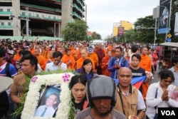 ក្បួនដង្ហែ​សពរបស់​លោកកែម ឡីត្រូវ​បាន​ធ្វើឡើង​នៅ​តាម​បណ្តោយផ្លូវព្រះមុនីវង្ស ក្រុង​ភ្នំពេញ កាលពី​ថ្ងៃទី១០ ខែ​កក្កដា ឆ្នាំ២០១៦។ (នៅ វណ្ណារិន/VOA)