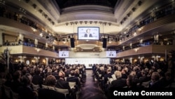 2019年2月15日德意志聯邦共和國國防部長馮德萊恩在慕尼黑安全會議中央大廳發表講話 (慕尼黑安全會議網站知識共享圖片)