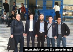 Коціас, крайній лівору на фото з Дугіним, якого він запросив почитати лекцію