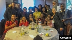 Estudantes internacionais celebrando na Guarda, Portugal