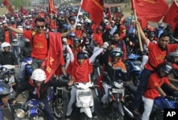 Ribuan pekerja pabrik di Cikarang, Jawa Barat ikut dalam aksi mogok buruh nasional untuk menuntut kenaikan upah dan penghapusan outsourcing pada 2012. (Foto: AP)