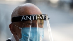 Stanovnik Jerusalima nosi zaštitnu masku protiv koronavirusa