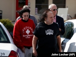 Гейді Флейс та порноактор біля борделю в Неваді