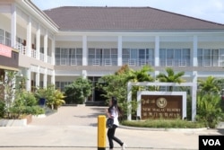 ផ្ទះសំណាក់​ឈ្មោះ New Macau Resort នៅ​ក្នុង​ក្រុង​ព្រះសីហនុ ដើម្បីស្វាគមន៍​ភ្ញៀវទេសចរ​ចិន (ស៊ុន ណារិន/VOA)