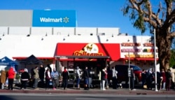 Ljudi čekaju da se testiraju na kovid u Los Anđelesu, 3. januara 2020.