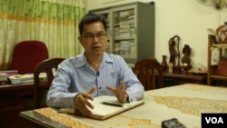 រូបឯកសារ៖ លោក សម វិទូ នាយក​ប្រតិបត្តិ​នៃ​មជ្ឈមណ្ឌល​សិក្សា និង​អភិវឌ្ឍន៍​កសិកម្ម​កម្ពុជា ហៅ​កាត់​ CEDAC ផ្តល់​បទ​សម្ភាសន៍​ដល់​ VOA កាល​ពីថ្ងៃ​ទី​១៥​ ខែ​ធ្នូ ឆ្នាំ​២០១៥។ (នៅ វណ្ណារិន/VOA)