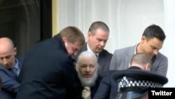 Hapšenje Džulijana Asanža u ekvadorskoj ambasadi u Londonu