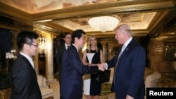 Waziri Mkuu wa Japan Shinzo Abe akikutana na Rais-mteule Donald Trump, New York, Nov. 17, 2016.