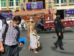 រូបឯកសារ៖ កញ្ញា សេង ធារី មេធាវី​ខ្មែរ​អាមេរិកាំង និង​ជា​សកម្មជន​សិទ្ធិ​មនុស្ស ក្នុង​សម្លៀក​បំពាក់​អប្សរា ចាកចេញ​ពី​សាលា​ដំបូង​រាជធានី​ភ្នំពេញ នៅ​ថ្ងៃទី៧ ខែធ្នូ ឆ្នាំ២០២១។ (ហ៊ុល រស្មី/វីអូអេ)