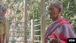 ម្តាយ​អ្នកស្រី​ ផែល ហឿន វ័យ​៦៨​ ឆ្នាំ​ មាន​កូន​៨នាក់​ តែបច្ចុប្បន្ន​ មាន​តែអ្នកស្រី​ ផែល ហឿន ទេដែល​ស្នាក់នៅ​ជាមួយគ្នា​នៅ​ខេត្តសៀមរាប​ នៅថ្ងៃទី០២ ខែសីហា​ ឆ្នាំ​២០១៩។ (ខាន់ សុគុំមនោ​/VOA)