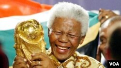 Нельсон Мандела з Кубком ФІФА