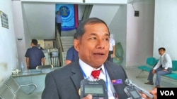 លោក​ញ៉ែម អេន អគ្គលេខាធិការ​រង​នៃគណបក្ស​ខ្មែរ​សាធារណរដ្ឋ​ ថ្លែង​ជាមួយ​កាសែត​កាលពីថ្ងៃ​ទី១៧ ខែឧសភា​ ឆ្នាំ២០១៨នៅទីស្តីការ​គ.ជ.ប​ក្នុងទីក្រុង​ភ្នំពេញ​។ (ហ៊ុល រស្មី​/​VOA)