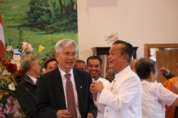 រូប​ឯកសារ៖ លោក​បណ្ឌិត ទន់ សុវណ្ណ អតីត​ប្រធាន​ពុទ្ធិកសមាគម​ខ្មែរ និយាយ​ជាមួយ​មិត្តភក្តិ​លោក នៅក្នុង​អំឡុង​ពិធី​តែងតាំង​លោក​ជា​ប្រធាន​កិត្តិយស​នៃ​វត្ត​ពុទ្ធិការាម កាលពីថ្ងៃអាទិត្យ ទី២៣ ខែកញ្ញា ឆ្នាំ២០១៨។ (ទែន សុខស្រីនិត/VOA)