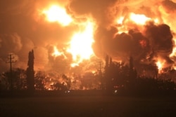 Asap membubung dari kilang minyak Pertamina di Balongan, Indramayu, Jawa Barat, Senin, 29 Maret 2021. (Foto: Dedhez Anggara/Antara Foto via Reuters)