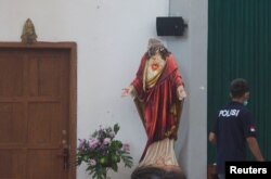A police investigator is seen inside the Lidwina Catholic Church after a knife-wielding attacker wounded four church-goers in Sleman, Yogyakarta, Indonesia, Feb. 11, 2018. (Antara Foto/Andreas Fitri Atmoko/ via REUTERS)