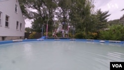 Діти приймаючої родини та Саша Алдобаєва стрибають на трампліні