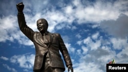 Памятник Манделі в провінції Західний Кейп в Південно-Африканській Республіці