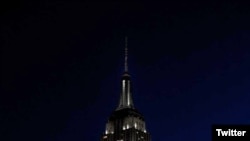 El edificio Empire State en Nueva York, disminuyó sus luces en honor de la Hora de la Tierra, el sábado 30 de marzo de 2019, para llamar la atención hacia el cambio climático. Foto: Empire State Building Twitter .