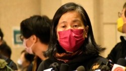 其中一名被告64歲的社民連前立法會議員梁國雄的新婚妻子陳寶盈認為《港區國安法》實施之後， 香港的司法制度完全被扭曲顛倒，對各被告接受嚴苛條件仍然不獲保釋感到失望 （攝影：美國之音湯惠芸）