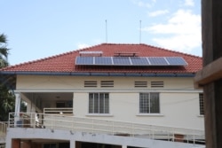 មណ្ឌល​សុខភាព​មួយ​ក្នុង​ខេត្ត​ស្ទឹងត្រែង ប្រើប្រាស់​បន្ទះ​សូឡា ដើម្បី​បាន​អគ្គិសនី​ប្រើប្រាស់ កាល​ពី​ខែ​មិថុនា ឆ្នាំ​២០២០។ (ស៊ុន ណារិន/វីអូអេ)