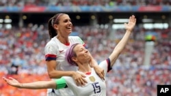 Meghan Rapinoe (Kulia) aonyesha ishara ya ushindi baada ya Marekani kuibwaga Uholanzi mabao mawili kwa nonge.