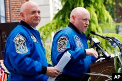 Scott Kelly sa bratom blizancem drži govor u jednoj osnovnoj školi koju su posjetili