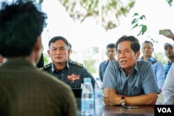 អភិបាល​រាជធានី​ភ្នំពេញ លោក ឃួង ស្រេង ជួប​ជាមួយ​អ្នកតំណាង​ប្រជាពលរដ្ឋ​មកពី​ខេត្ត​ក្រចេះ​ដើម្បី​ពិភាក្សា​អំពី​ដំណោះស្រាយ​និង​ទទួល​ញត្តិទាក់ទិន​នឹង​ជម្លោះ​ដី​ធ្លី នៅ​ក្បែរ​គេហដ្ឋាន​របស់​នាយក​រដ្ឋមន្រ្តី​កម្ពុជា​លោក​ ហ៊ុន សែន កាលពី​ថ្ងៃទី​២៣ មេសា ឆ្នាំ​២០១៨។