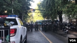 មន្ត្រីមានសមត្ថកិច្ចកំពុងឈរជើងនៅផ្លូវលេខ២៤០ ក្រោយព្រះបរមរាជវាំង នៅរាជធានីភ្នំពេញ នាថ្ងៃព្រហស្បតិ៍ ទី១៦ ខែវិច្ឆិកា ឆ្នាំ២០១៧។